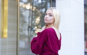 Милая блондинка в бордовом платье