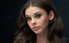 Милая девушка брюнетка с серыми глазами