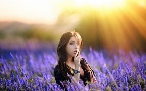 Милая молодая девушка на лавандовом поле