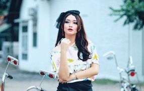 Модная девушка азиатка с красивым макияжем