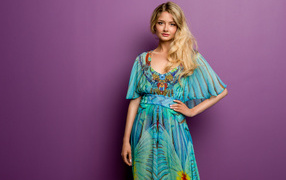 Девушка в красивом платье на сиреневом фоне