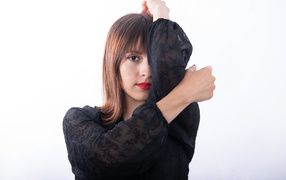 Девушка в черной блузке на белом фоне