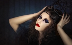 Девушка в черном наряде с ярким макияжем