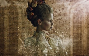 Девушка  в старинном костюме 