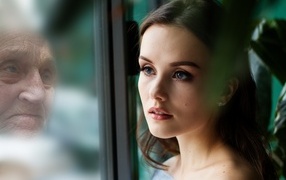 Девушка смотрит на свое отражение в старости
