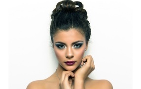 Девушка с красивой прической и макияжем