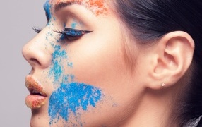 Девушка с голубой краской на лице