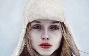Грустная голубоглазая девушка в шапке