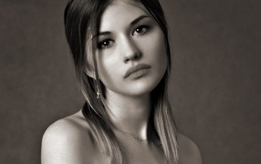 Грустное лицо красивой девушки на сером фоне