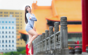 Стройная азиатка в коротком сером платье