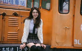 Улыбающаяся девушка азиатка в школьной форме