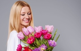 Улыбающаяся девушка с букетом тюльпанов