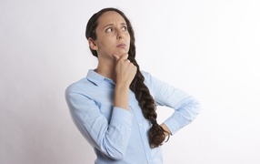 Удивленная девушка в голубой рубашке