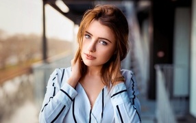 Нежная голубоглазая девушка в рубашке