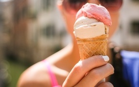 Девушка держит в руках мороженое