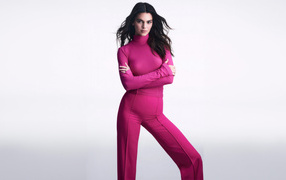Американская модель Кендалл Дженнер в розовом костюме