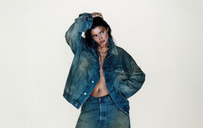 Американская модель Кайли Дженнер в джинсовом костюме