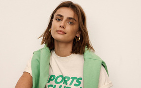 Американская модель Тейлор Хилл на белом фоне