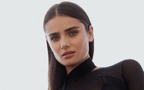 Американская топ модель Тейлор Хилл на белом фоне