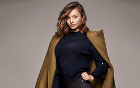 Австралийская модель Миранда Керр в черном свитере