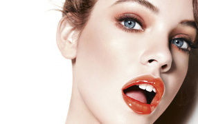 Красивая голубоглазая девушка модель Барбара Палвин с открытым ртом
