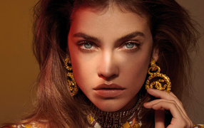 Красивые сережки у модели Барбара Палвин