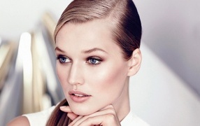 Голубоглазая модель Тони Гаррн