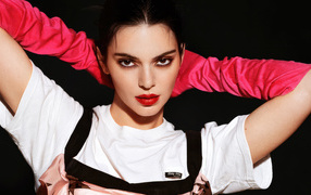 Brown-eyed model Kendall Jenner in red gloves