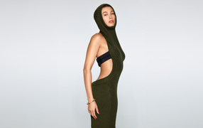 Милая девушка американская модель Хейли Бибер на сером фоне