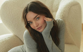 Нежная милая девушка модель Миранда Керр