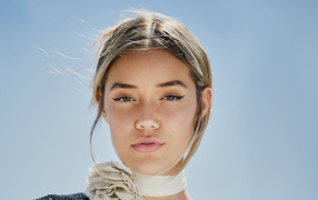 Девушка Olivia Ponton на сером фоне