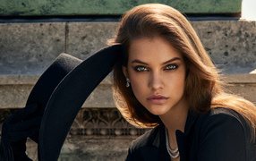 Модель Барбара Палвин с черной шляпой