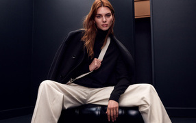 Модель Кендалл Дженнер в белых брюках