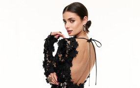 Модель Тейлор Хилл в черном платье на белом фоне