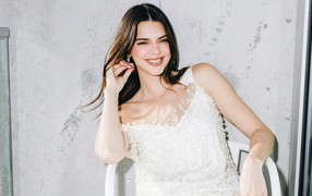 Улыбающаяся Кендалл Дженнер в белом платье