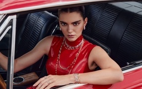 Стильная модель Кендалл Дженнер в красном автомобиле