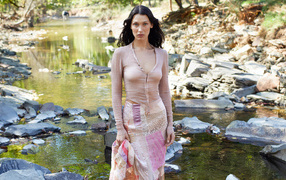 Супермодель Белла Хадид стоит у воды