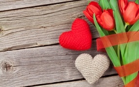 Букет тюльпанов и два сердца для любимой на 8 марта