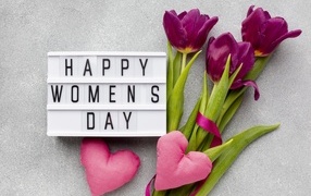 Букет тюльпанов на сером фоне на Международный женский день