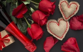 Шампанское, розы и сердечки для любимой на 14 февраля