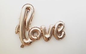 Воздушные шары с надписью любовь на сером фоне