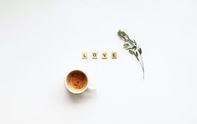 Кубики с надписью любовь на столе с кофе