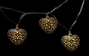 Гирлянда в форме сердца на черном фоне