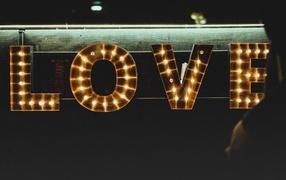 Светящаяся большая надпись любовь