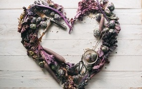 Сердце из овощей на деревянном столе