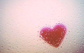 Красное сердце за мокрым стеклом