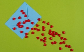 Маленькие сердечки с голубым конвертом