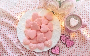 Сладкое розовое печенье в форме сердца для любимой