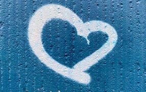Белое сердце на синей стене
