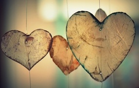 Деревянные сердечки на веревке 